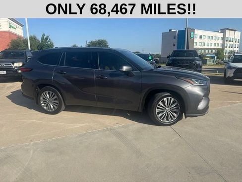 Used 2022 Toyota Highlander Platinum AWD/4WD image 2