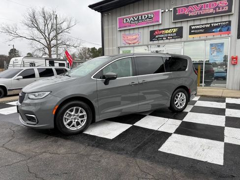 Used 2023 Chrysler Pacifica Touring-L image 2