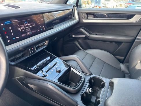 Used 2024 Porsche Cayenne w/ Premium Package image 28