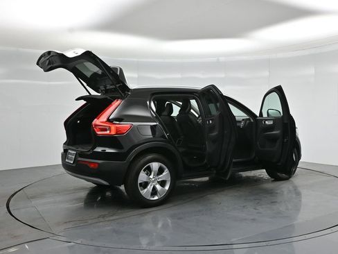 Used 2022 Volvo XC40 T5 Momentum image 5