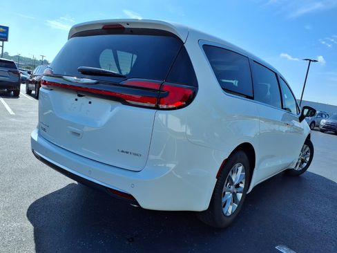 Used 2026 Chrysler Pacifica Limited FWD image 30