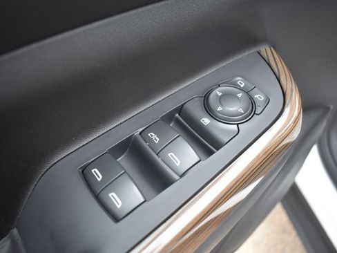 Used 2022 GMC Acadia SLE image 13