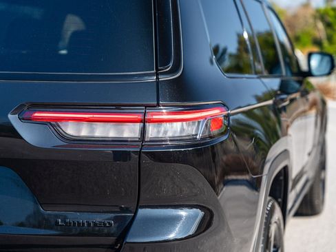 Used 2023 Jeep Grand Cherokee L Laredo image 14