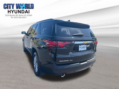 Used 2022 Chevrolet Traverse LT image 3
