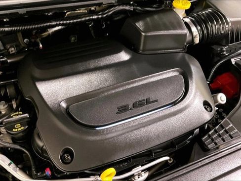 Used 2024 Chrysler Pacifica Touring-L image 32