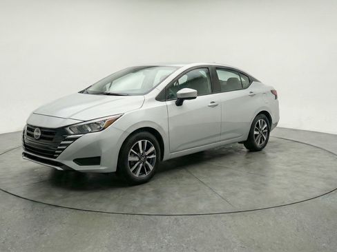 Used 2025 Nissan Versa SV image 3