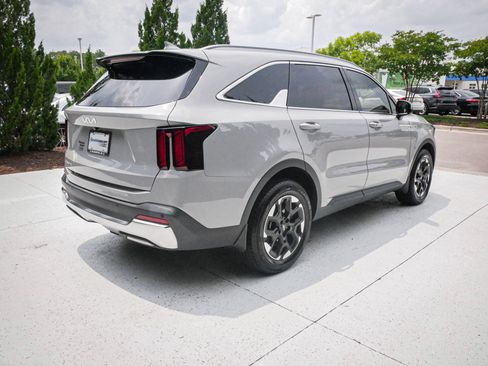 Used 2025 Kia Sorento S FWD image 10