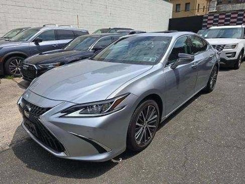 Used 2024 Lexus ES 350 w/ Premium Package FWD image 2
