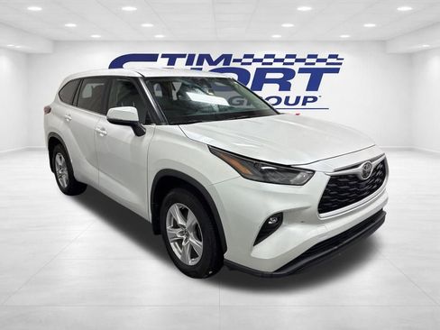 Used 2024 Toyota Highlander LE image 3