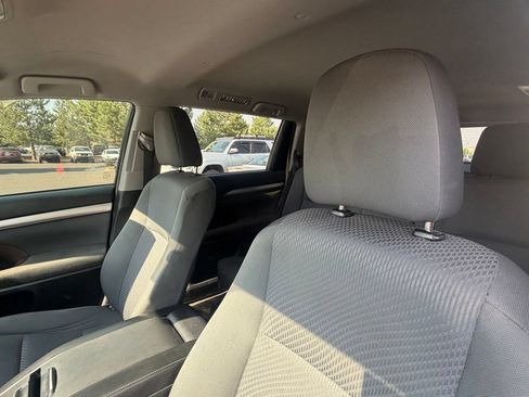 Used 2017 Toyota Highlander LE w/ Carpet Mat Package AWD/4WD image 21