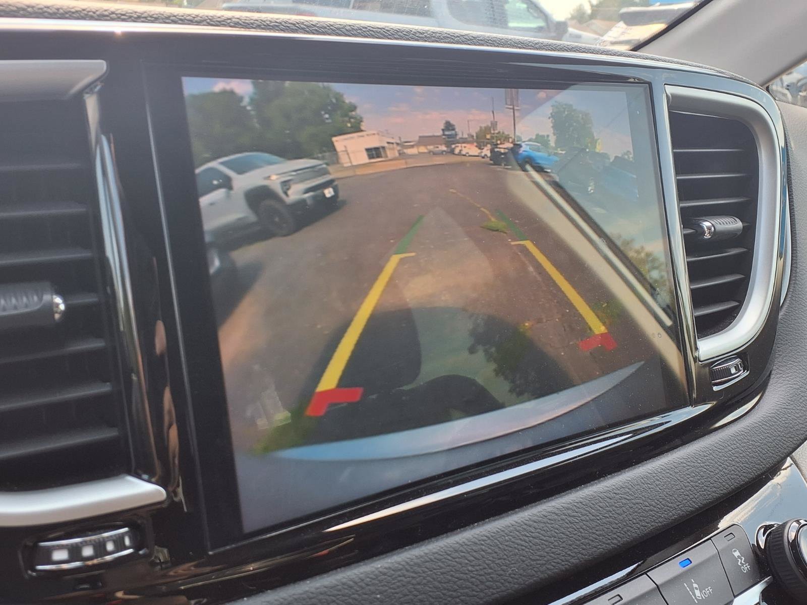 Used 2024 Chrysler Pacifica Touring-L FWD image 5