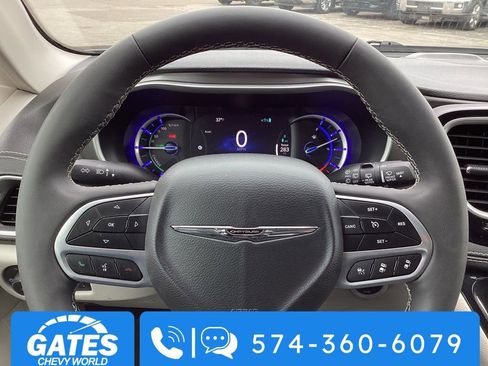 Used 2024 Chrysler Pacifica Select image 32
