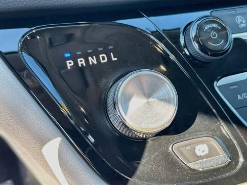 Used 2018 Chrysler Pacifica Touring Plus w/ Tire & Wheel Group FWD image 21