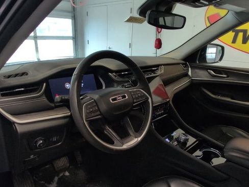 Used 2023 Jeep Grand Cherokee Limited AWD/4WD image 10