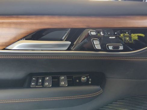 Used 2024 Jeep Grand Wagoneer Series III w/ Rear Seat Video Group 1 AWD/4WD image 14