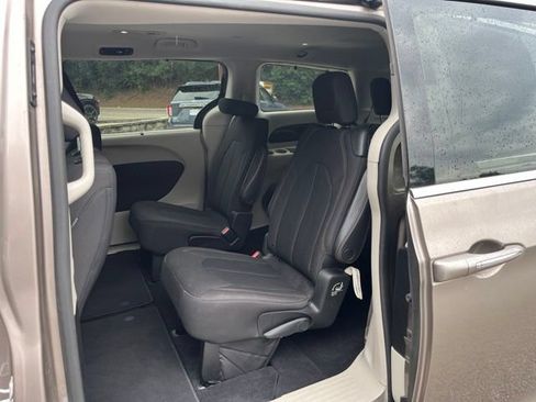 Used 2018 Chrysler Pacifica Touring Plus FWD image 12