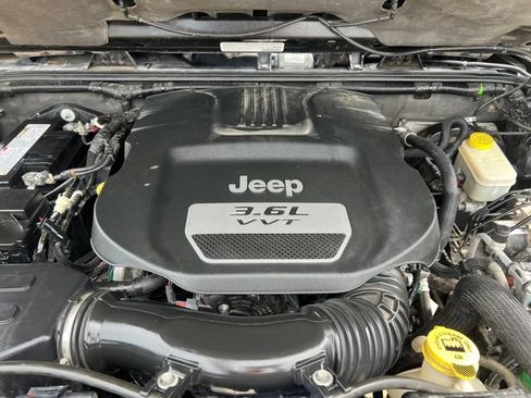 Used 2013 Jeep Wrangler Unlimited Sahara w/ Connectivity Group AWD/4WD image 29