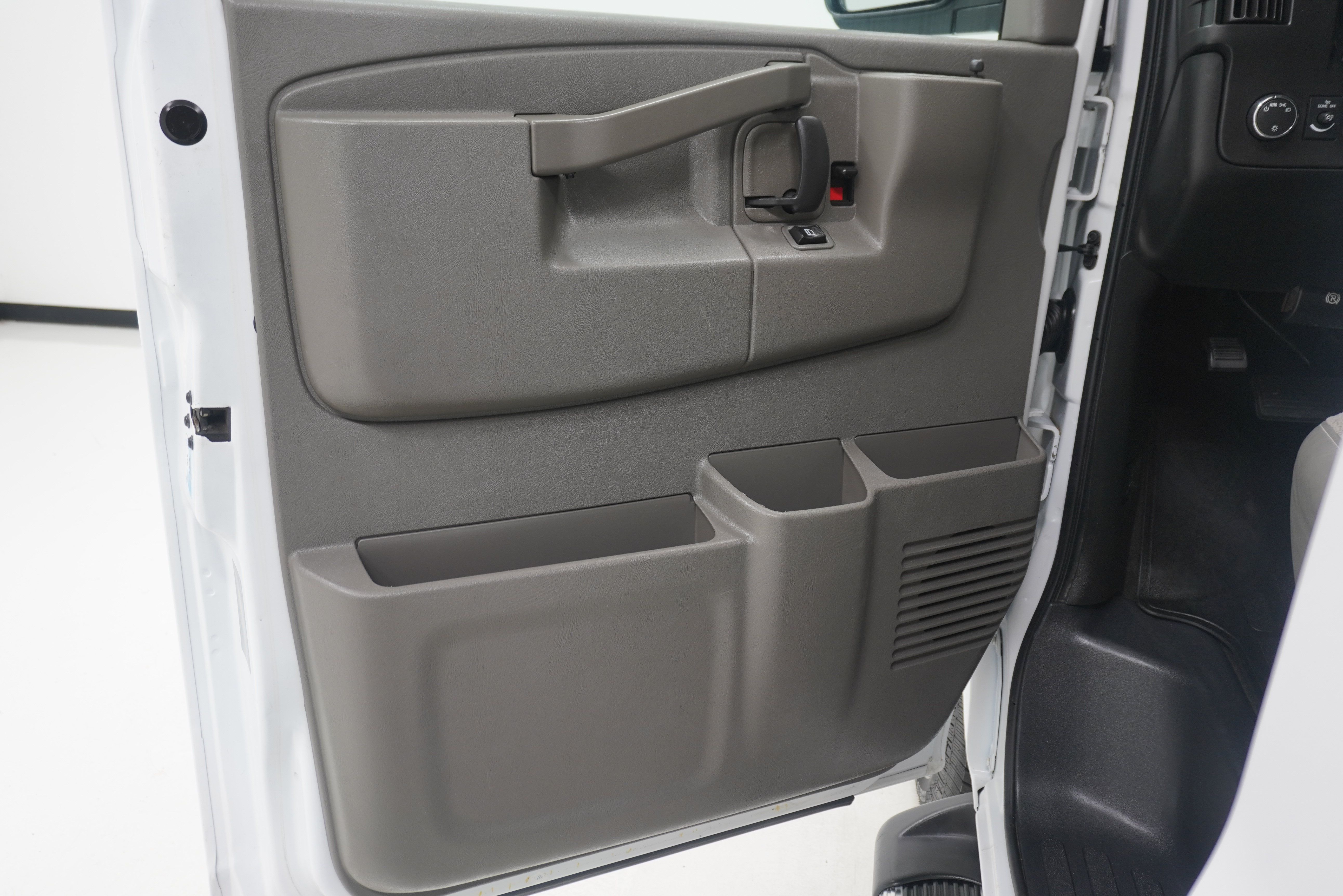 Used 2017 Chevrolet Express 2500 LT w/ LT Preferred Equipment Group RWD image 12