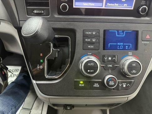 Used 2020 Toyota Sienna L image 12