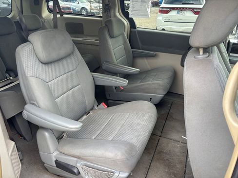 Used 2010 Dodge Grand Caravan SXT FWD image 32