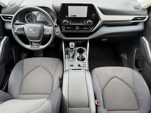 Used 2025 Toyota Highlander LE FWD image 13