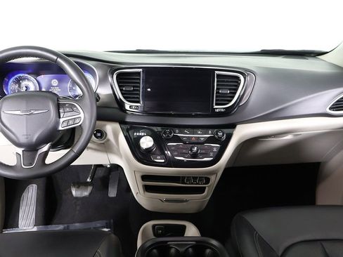 Used 2023 Chrysler Pacifica Touring-L image 36