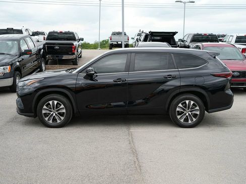Used 2024 Toyota Highlander XLE FWD image 8