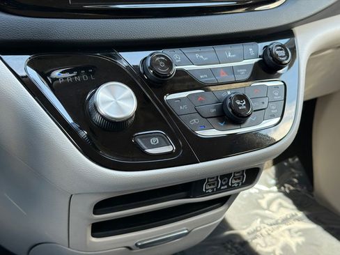 Used 2023 Chrysler Pacifica Touring-L FWD image 29