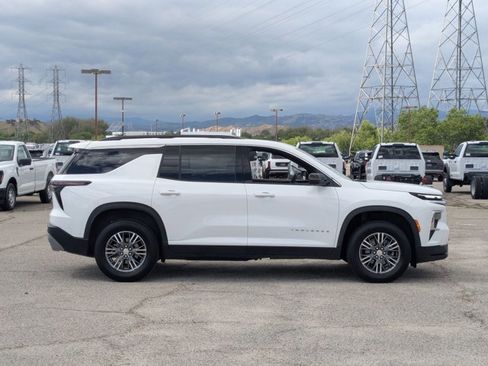 Used 2024 Chevrolet Traverse LT image 4