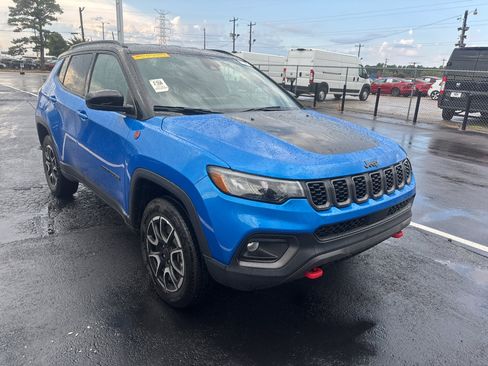 Used 2025 Jeep Compass Trailhawk AWD/4WD image 2