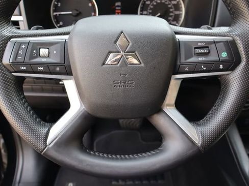 Used 2025 Mitsubishi Outlander AWD image 12