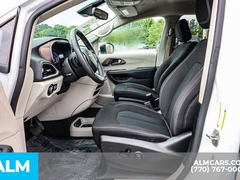 Used 2023 Chrysler Voyager LX FWD image 17