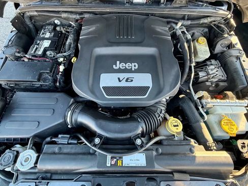 Used 2016 Jeep Wrangler Unlimited Sahara AWD/4WD image 18