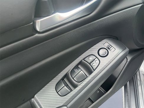 Used 2024 Nissan Altima 2.5 SV image 9