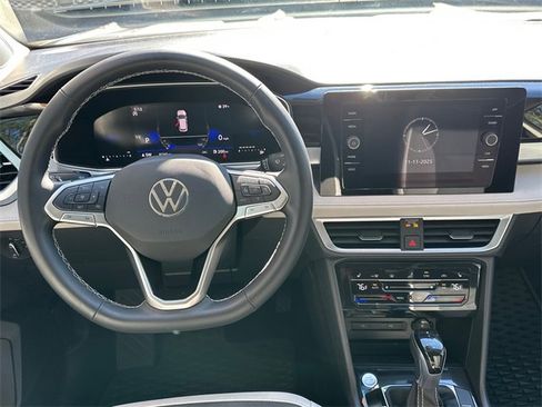 Certified 2025 Volkswagen Taos SE image 22