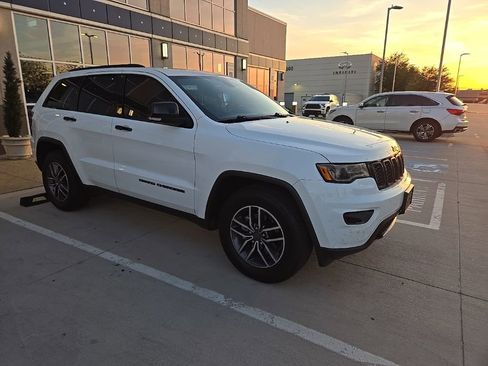 Used 2019 Jeep Grand Cherokee Limited w/ Luxury Group II image 2