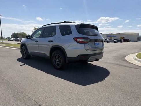 Certified 2025 Honda Pilot TrailSport image 3