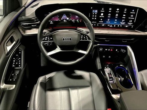 Used 2025 Audi Q5 Premium w/ Convenience Package image 5
