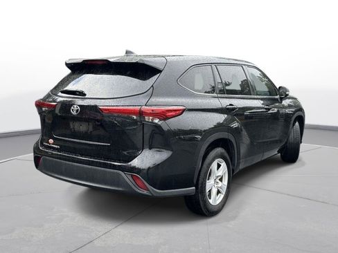 Used 2023 Toyota Highlander L FWD image 6