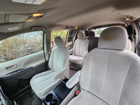 Used 2011 Toyota Sienna LE image 28