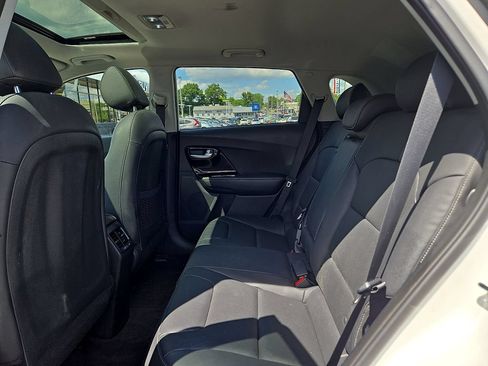 Used 2022 Kia Niro Touring Special Edition FWD image 11