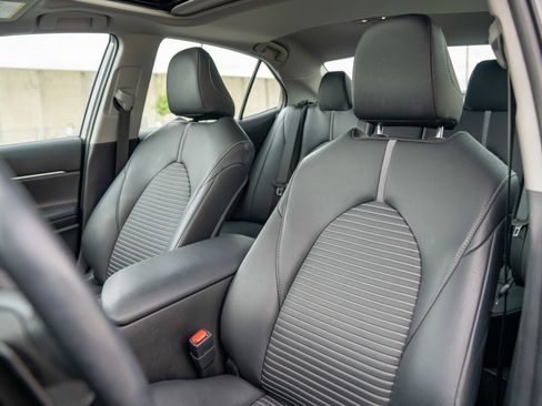 Used 2019 Toyota Camry SE w/ Convenience Package image 5