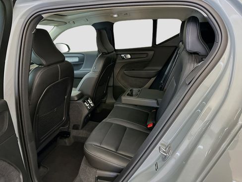 Used 2025 Volvo XC40 B5 Plus image 30