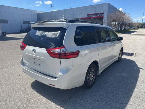 Used 2020 Toyota Sienna XLE w/ XLE Navigation Package image 5