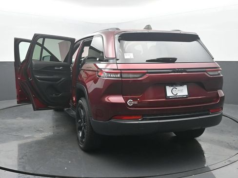 Used 2024 Jeep Grand Cherokee Altitude AWD/4WD image 59