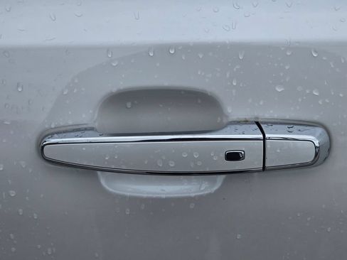 Used 2017 GMC Acadia Denali w/ Technology Package FWD image 11