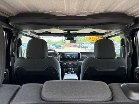 Used 2025 Jeep Wrangler Unlimited Rubicon w/ Convenience Group AWD/4WD image 31