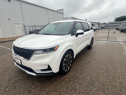 Used 2023 Kia Carnival EX FWD image 5