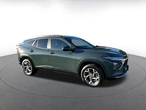 Used 2025 Chevrolet Trax LT image 2