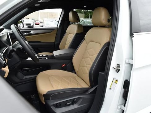 Used 2025 Volkswagen Atlas Cross Sport SE w/ Panoramic Sunroof Package FWD image 19